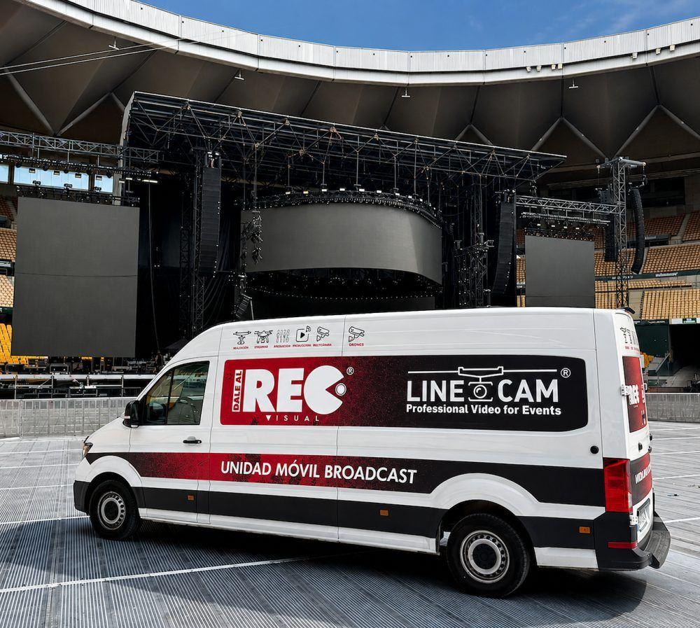 Unidad móvil de realización de Dale al REC y Linecam en un estadio